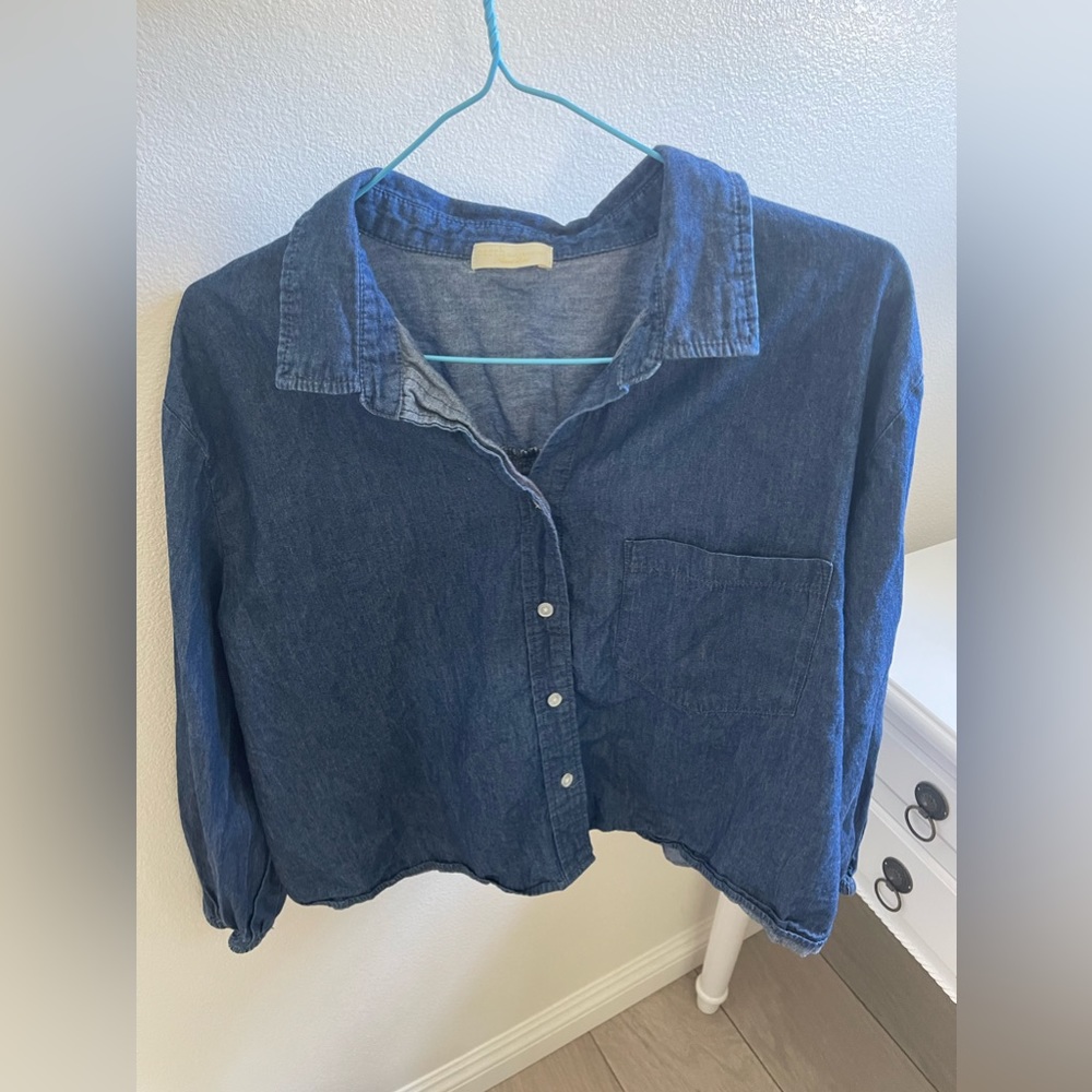 Cropped blue shirt